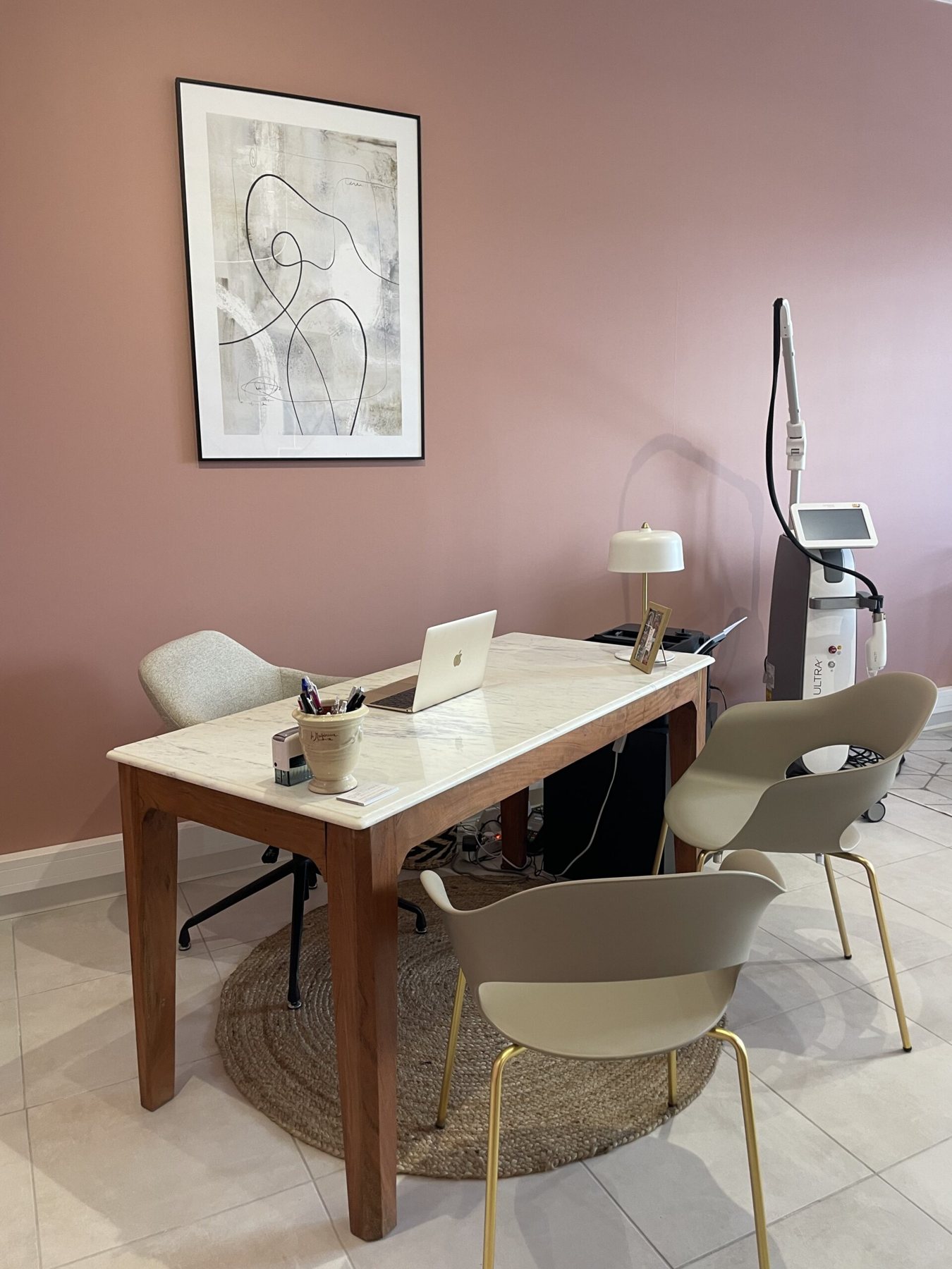 Le bureau de consultation du cabinet, murs vieux rose