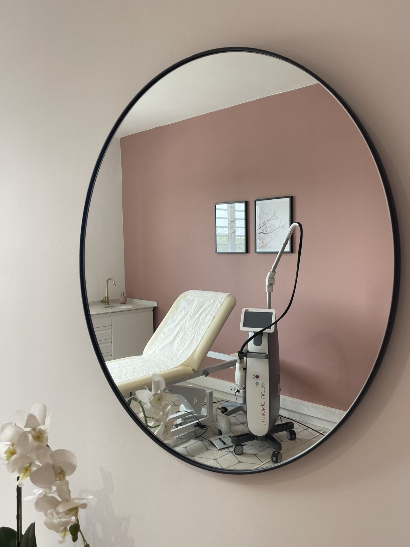 Salle de soins du cabinet, miroir rond et laser